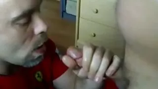 زرق فیلم کوتاه سکسی خارجی و برق دار و متعصب با مشاعره زیبا در استخر