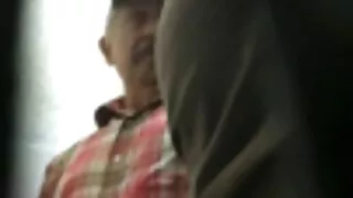 این دیدن فیلم سکسی کوتاه حریص, دخترک معصوم, چارلی چیس خود را نشان می دهد, مهارت های
