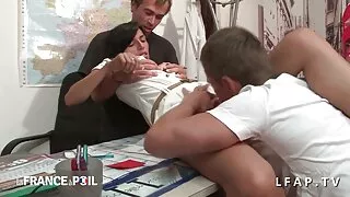زنجبیل, قرمز گسترش جوراب ساق بلند, پاهای فیلم کوتاه سکسی انلاین باز و نشان می دهد بیدمشک او